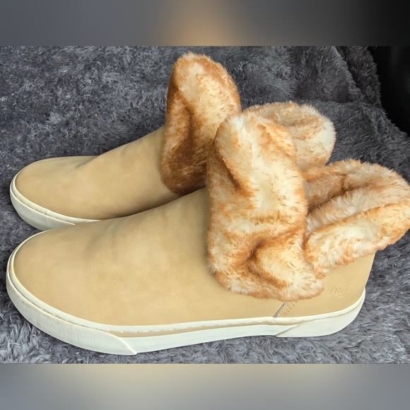 Beautiful, Ladies Faux Fur Trim LUGZ / Brand New/3 Colors Available. Size 8.5 - Picture 2 of 11